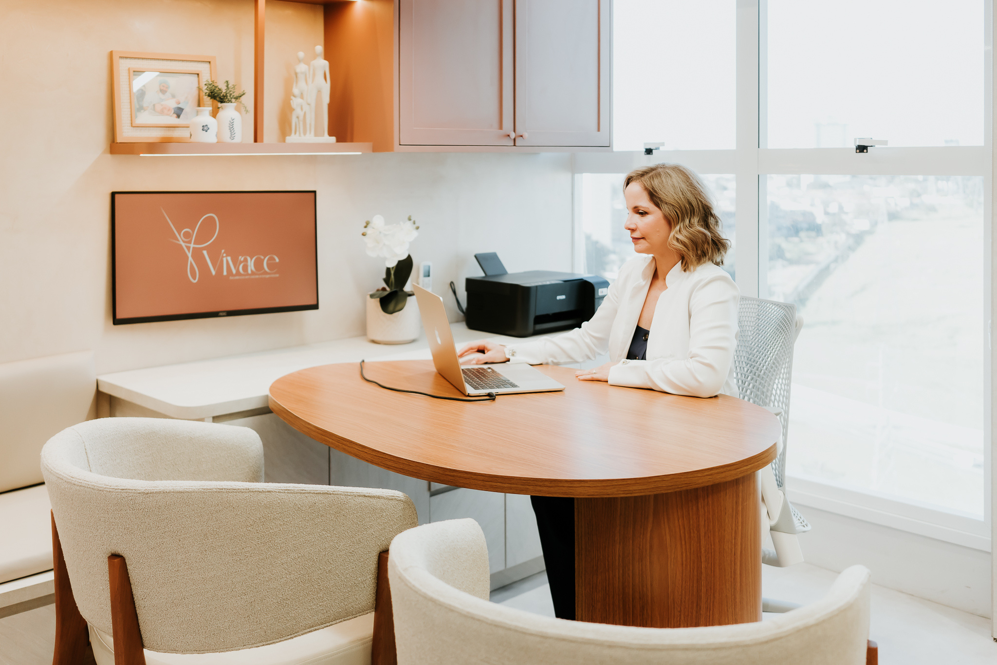 Consultório da Vivace, com mesa de atendimento e poltronas confortáveis